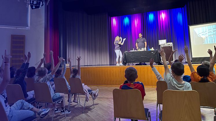 Science Mobil Show an der Rheinschule: Losan Pharma finanziert Wissenschaftsshow