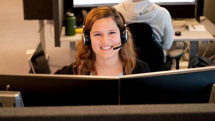 Paula Andreasson svarar på frågor och berättar hur det är att arbeta på Skånska Energis kundservice.