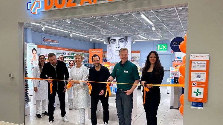 DOZ Apotek i Kungsbacka invigs av VD, försäljningschef, regionchef, apotekschef och butikschef för Stora Coop.