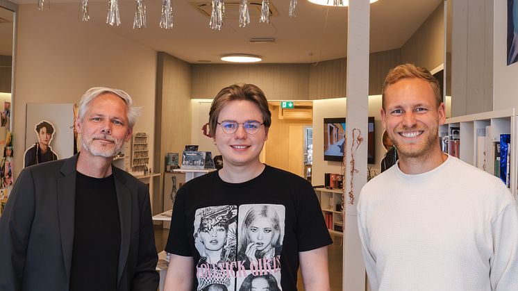 v.l.: Thore und Sohn Morten Andersen vom K-Pop-Store mit Innenstadtmanager Jonas Godau von Kiel-Marketing