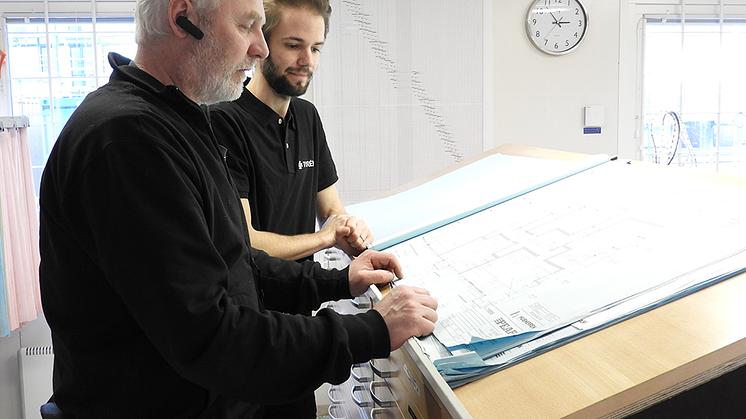 Niklas Eliasson (Peab) och Fredrik Skobowytsh (Tyréns) passar på att gå igenom en ritning när Fredrik finns på plats på bygget.