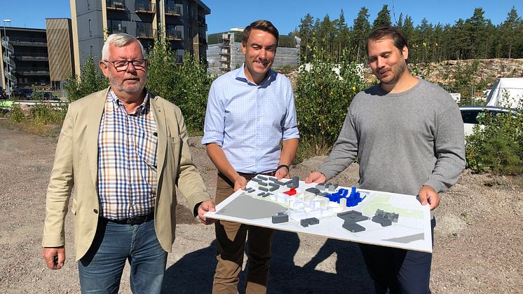 På bilden ses från vänster stadsbyggnadsnämndens Håkan Holm Alteblad (S), förste vice ordförande, Erik Nilsson (KD), ordförande, och Magnus Resare (M), andre vice ordförande som visar upp en 3D-modell över de nya byggnaderna i Tullholmsviken.
