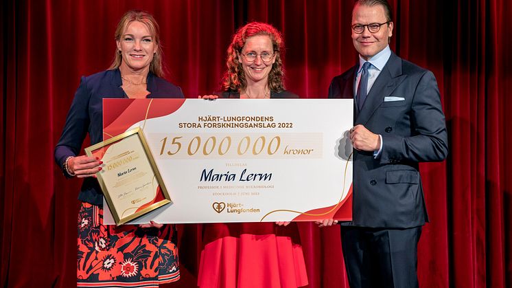 På bilden från vänster: Kristina Sparreljung, generalsekretera för Hjärt-Lungfonden, Maria Lerm, professor vid Linköpings universitet, Hjärt-Lungfondens hedersordförande H.K.H. Prins Daniel.
