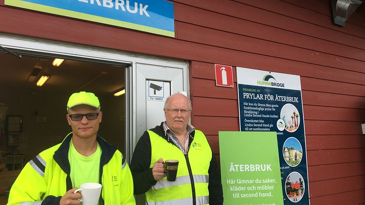 Bild på personal som bjuder på fika utanför återbrukshuset 