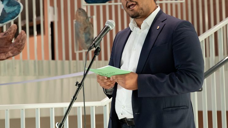 Byråd avduker kunstverk