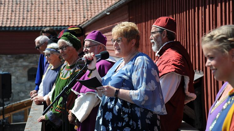 Kulturminister Trine Skei Grande var en av mange som besøkte Hamar middelalderfestival på Domkirkeodden 8.-10. juni 2018. Statsråden hyllet både museet på Domkirkeodden og ikke minst frivilligheten, under sin tale. Foto: Stine S. Skjæret/Anno