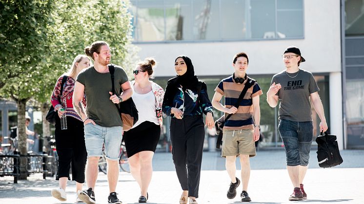 I projektet Ökad högskoleövergång har Fyrbodals kommuner och Högskolan Väst satsat tillsammans för att inspirera och underlätta för fler att studera på högskola eller universitet. Foto: Kent Eng