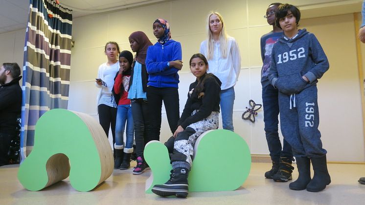 Möbel inspirerad av Kieslers Endless House (1959), ett samarbete mellan KTH Tensta Arkitekturskola och en femteklass på Askebyskolan i Rinkeby