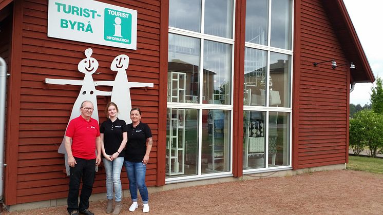 John Larsen, Ebba Henriksdotter och Frida Rosén öppnar upp turistbyrån i Skillingaryd 1 juni.