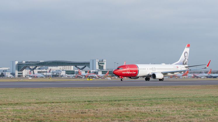 Boeing 737-800 Gatwick landing
