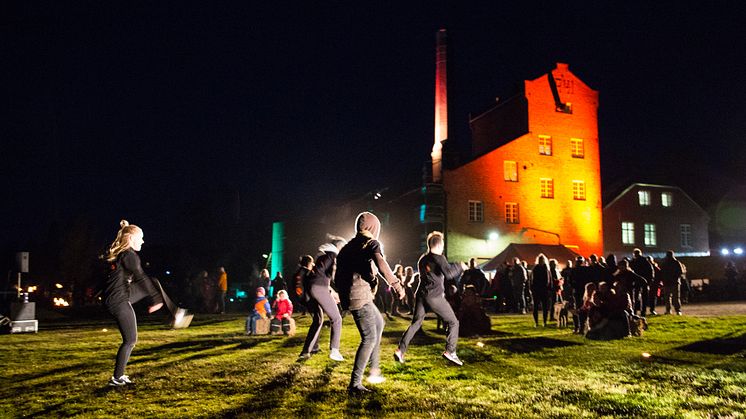 Panta Rei Danseteater får 6 millioner kroner til videreføring av danseprosjektet TILT, som sørger for at mange får oppleve gleden av dans. Her fra en vandrende danseforestilling i Stange i oktober 2016. (Foto: Frederik Garshol)