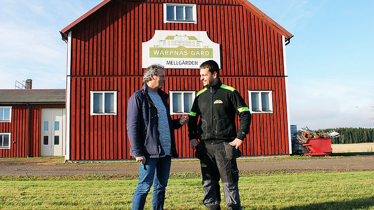 Alain Grenard, kostchef gymnasieförvaltningen Karlstads kommun, tillsammans med Mathias Spelmans på Warpnäs gård.