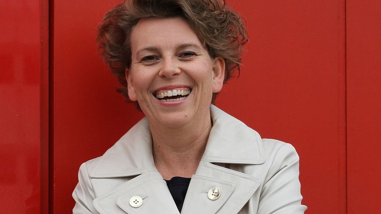 Britt Jensen_rød baggrund_bred