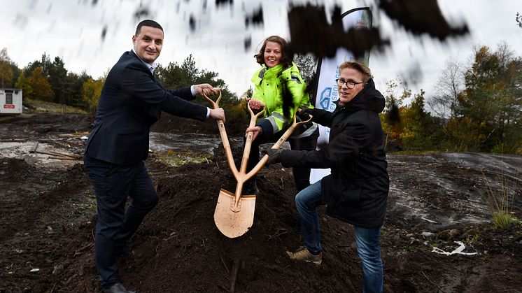 Fastighetsnämndens ordförande Jahja Zeqiraj, Egnahemsbolaget styrelseordförande Roger Höög och Egnahemsbolagets projektledare Annika Carlsson tar första spadtaget för de 30 nya radhusen på Kryddhyllan i Gårdsten.
