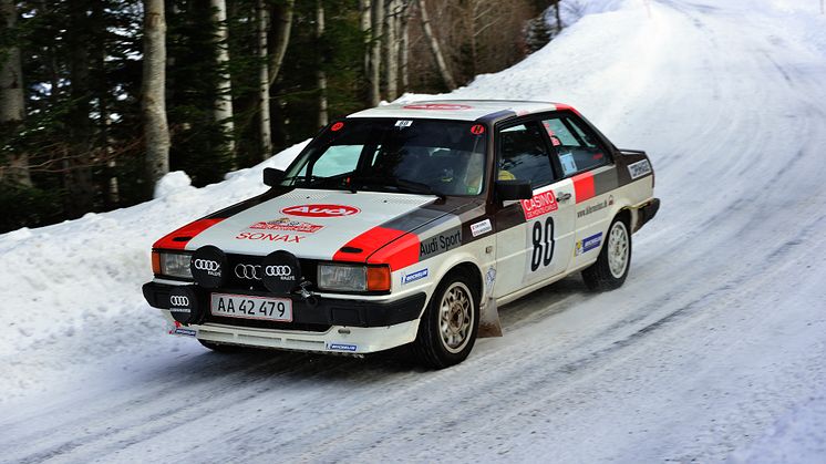 Audi 80 på sne i sving (foto Michael Eisenberg)