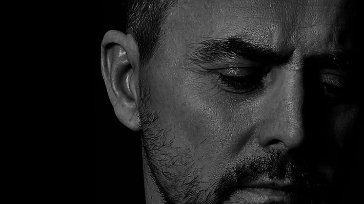 Talang-vinnaren Micke Holm sjunger om uppriven kärlek på nya singeln "Scars".