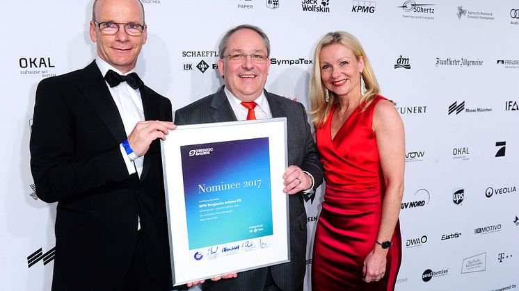 Dr. Markus Kliffken (middle), Member of the Management Board at BPW, and Katrin Köster, Head of Corporate Communication, received the certificate from Prof. Dr. Tim Hosenfeldt, Senior Vice President Corporate Innovation at category sponsor Schaeffler
