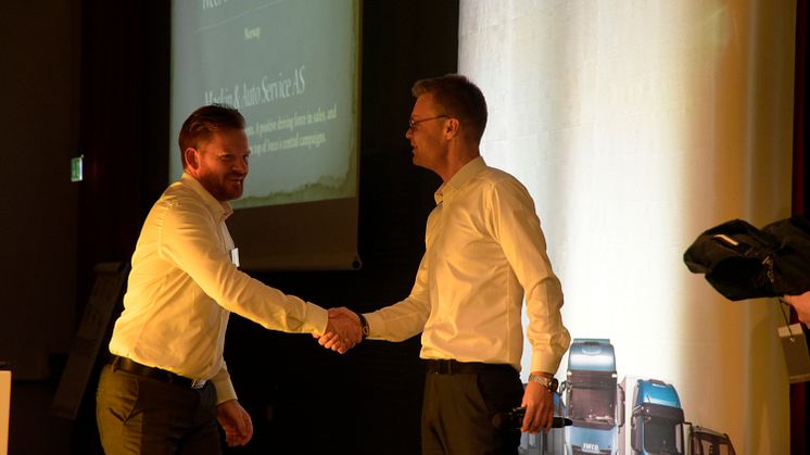 Helge Rønneberg fra Maskin & Auto Service AS, Sandnes, som ble utpekt til årets forhandler i Norge og Iveco´s Business Director Lars Beck.