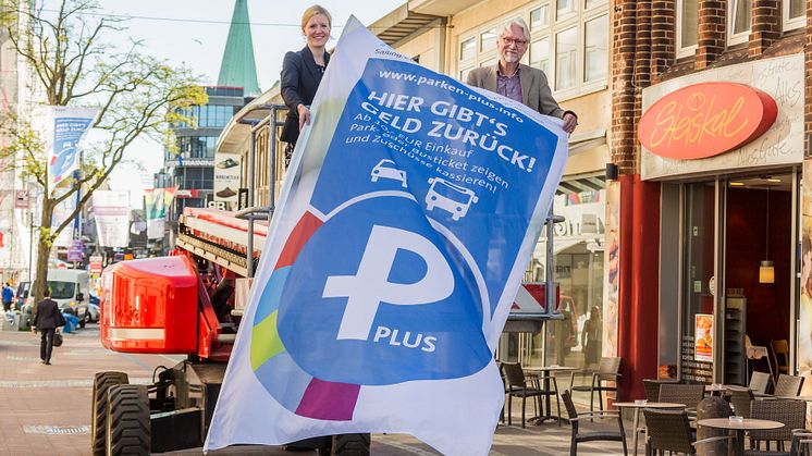  Janine-Christine Streu (Kiel-Marketing) und Uwe König (Förderkreis Altstadt) bei Einführung von Parken Plus im Mai 2018
