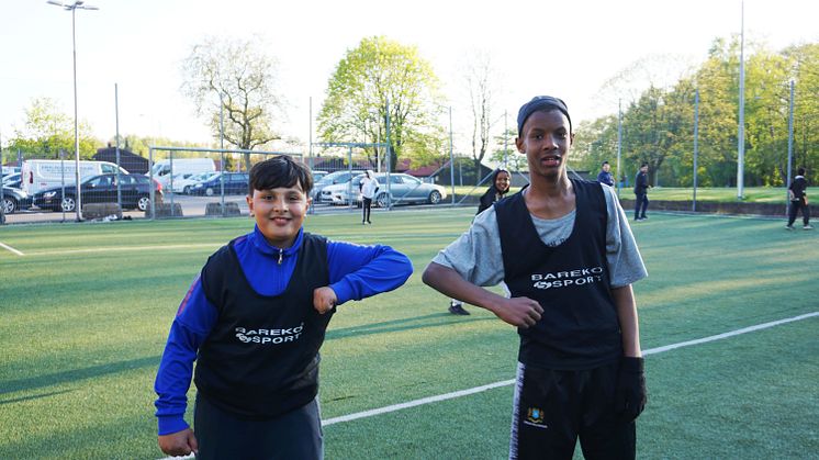 Rickardo och Sharmarke, två av Hjällbos unga som passar på att njuta av samba-fotboll på fredagar. - Corona-effekten märks tydligt här i Hjällbo. De har ställt in mycket saker och fler håller sig hemma, så det är bra att det händer nåt kul, säger 