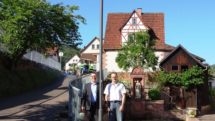 Kommunalbetreuer Frank Schneider (links) und Bürgermeister Udo Käsmann stellten die neue, komplett auf LED umgestellte Straßenbeleuchtung in Rüdenau vor.