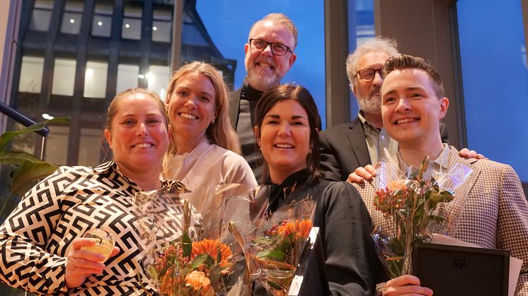 Årets pristagare till lärarpriset Guldäpplet tillsammans med dagens värdar: Nedre raden fr v: Eva Bida, Janni Karlsson och Andrey Shupliakov. Övre raden fr v: Alexandra Blomberg, Robert Fahlgren och Peter Becker. Foto: Bo Helmersson.
