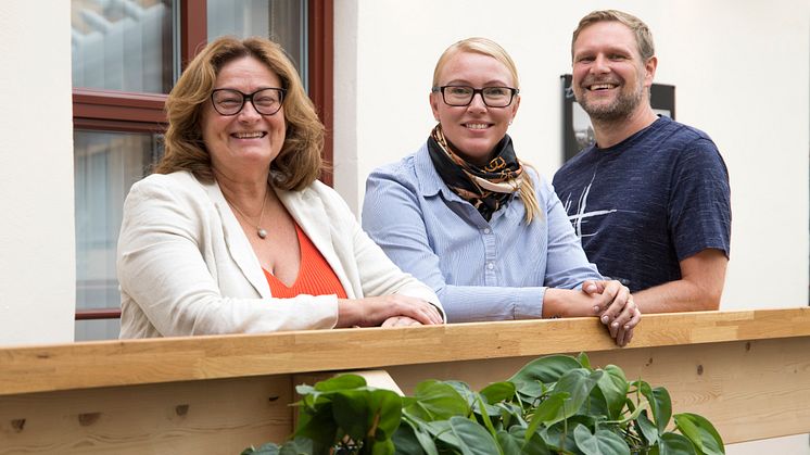 Gun Blom Lundgren och Martin Rydén på IBM, tillsammans med Devgardens vd och ägare, Sandra Dahlberg.