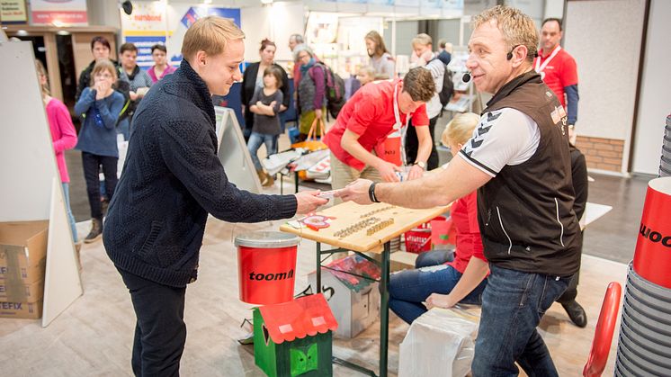 Toom Baumarkt sammelt für Bärenherz: Spendenaktion auf der Messe Haus-Garten-Freizeit