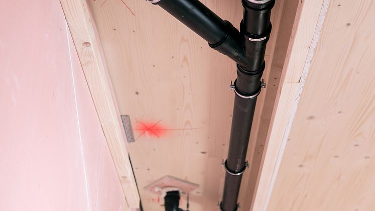 Joensuu Lighthouse, Geberit-viemariputkien asennusta rakennustyömaalla