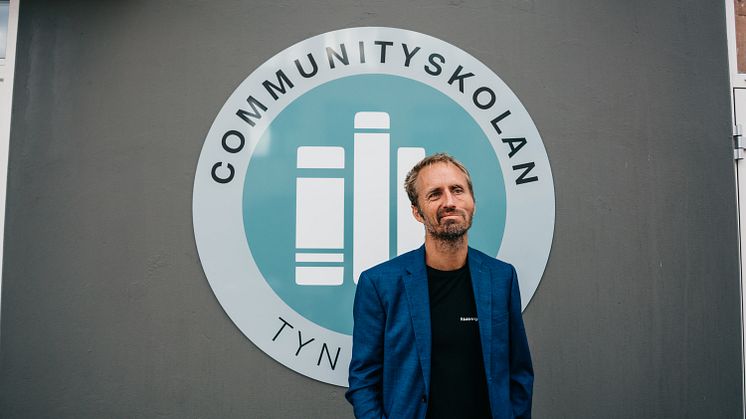 Drömmen om en skola har funnits länge inom organisationen och särskilt hos direktor Emil Mattsson som själv tidigare jobbat som rektor på gymnasieskolan Mikael Elias.