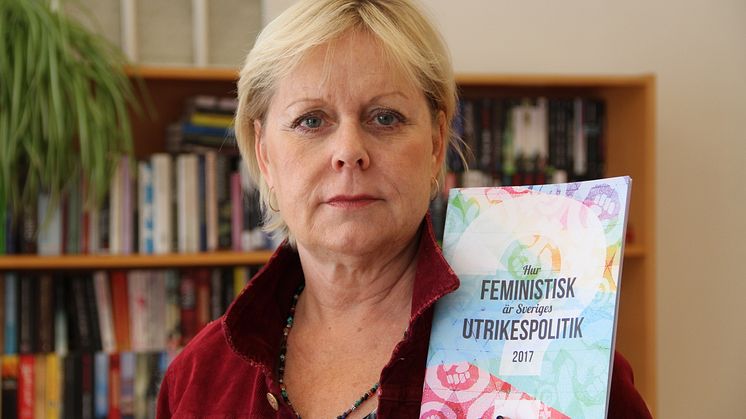 Lena Ag med rapporten om den feministiska utrikespolitiken som presenteras vid seminariet 5 juli