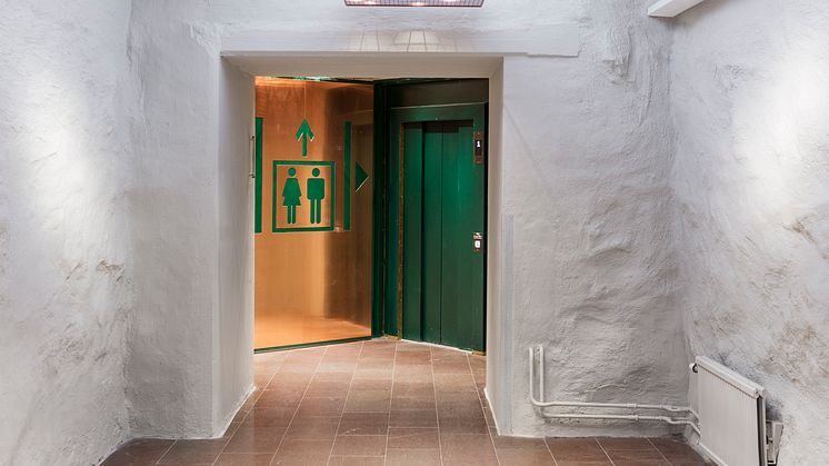 Uppsala universitetshus, tillgänglig entré med ljusdusch. Foto: Anders Fredriksén.