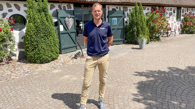 Gustaf Hagens roll som klubbchef motsvarar den för en platschef, och MBA i praktiken blev ett värdefullt steg i den fortsatta karriären.