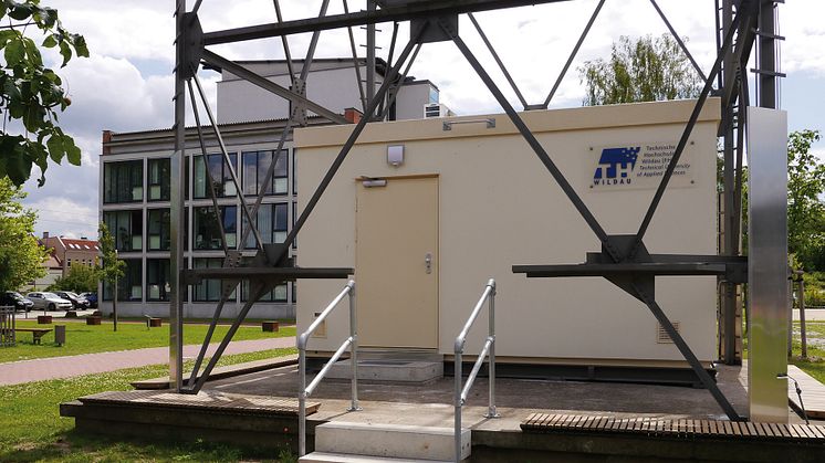 Der "gläserne" Container auf dem zentralen Freigelände des TH-Campus.