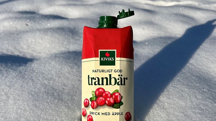 Tranbärsdryck från Kiviks Musteri med fastsittande kork.