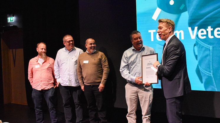 Det var god stemning da energiminister Terje Aasland (Ap) delte ut prisen til Årets grønne driftsteam 2024: Team Veterinærbygningene.