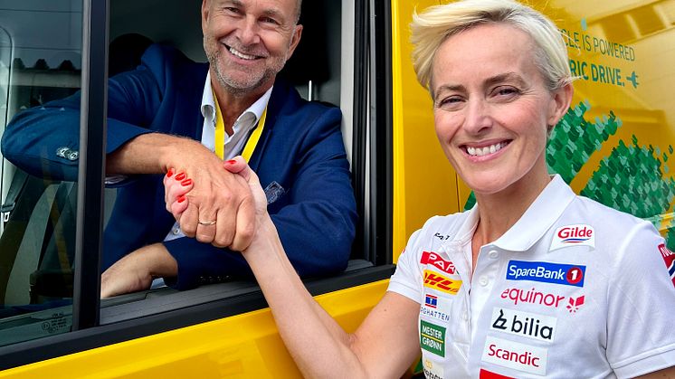 NSF-langrenn-DHL-håndtrykk-gjennom-bilruten.jpeg