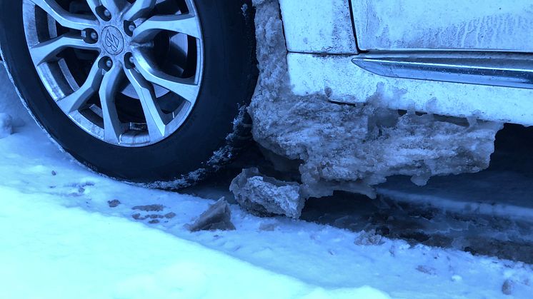 Snø og is bak dekket slites lett bort