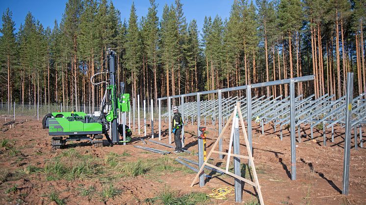 OKQ8 bygger just nu solcellspark belägen i Borlänge i Dalarna. Solcellsparken, som kommer att ha en kapacitet på 4,3 MW, byggs i samverkan med SunStreet Energy och förväntas producera cirka ﻿4 250 MWh årligen.