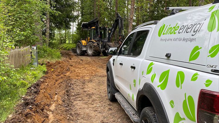 Nu grävs elledningar ner i villa- och sommarstugeområdet Södra Runnaby, strax norr om Mellringe. Foto: Linde energi.