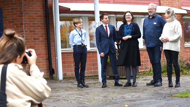 Från vänster: Jenny Nordström, förvaltningsdirektör , Robert Beronius (L), ordf barn- och skolnämnden, Anna Ekström (S), utbildningsminister, Johan Kant, verksamhetschef grundskolan, Inger Lundström, rektor Frötuna skola.