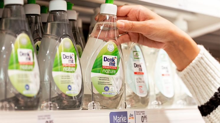 Aus CO₂ wird Verpackung: dm-Marke Denkmit bietet erste Produkte mit Verpackung aus recyceltem CO₂ an
