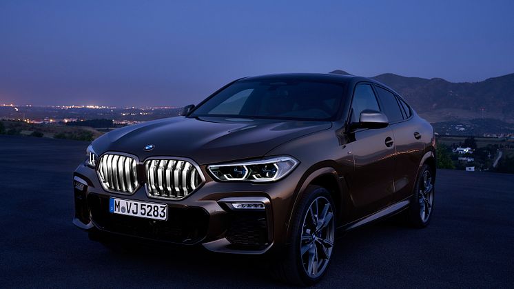 Belyst kølergrill på den nye BMW X6