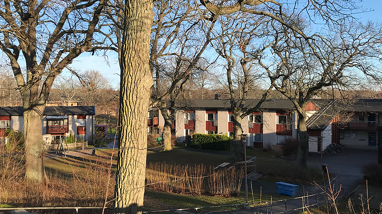 Fastigheten Banjon 1 inrymmer 3 lamellhus (82 lägenheter och 1 samlingslokal) och ett friliggande parkeringsdäck.