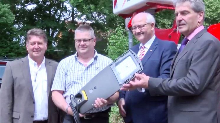 "Eine Investition für die Umwelt": Altöttings Bürgermeister Herbert Hofauer (2. v. r.) und Bayernwerk-Kommunalbetreuer Franz-Josef Bloier (r.) bei der Präsentation der energiesparenden LED-Straßenleuchten Ende Juni des Jahres. Screenshot: RFO
