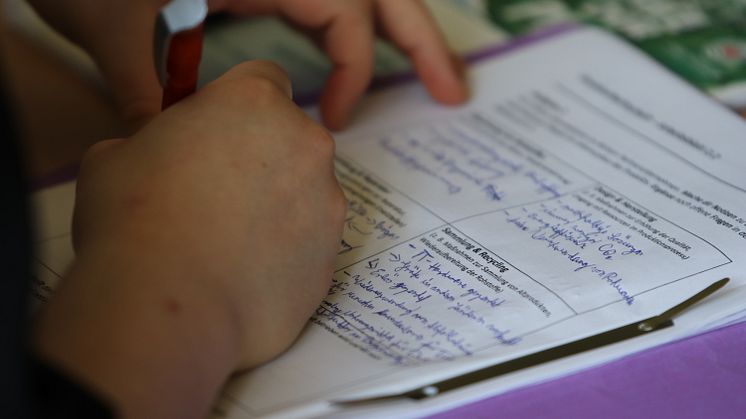 Während des Unternehmensvortrags notierten sich die Schüler*innen wesentliche Aspekte.