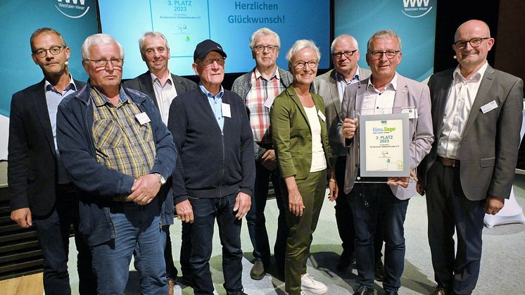 Bronzemedaille für Sabbenhausen (v. l.) Jurymitglied Heinz-Jörg Heinemann, Bernd Pöpperling, Willi Bluhm, Franz Aich, Horst Gröne, stellv. BMin Ulrike Jakob, Lügde, Detlef Schake, Klaus Meier und Andreas Speith, Geschäftführer WW.