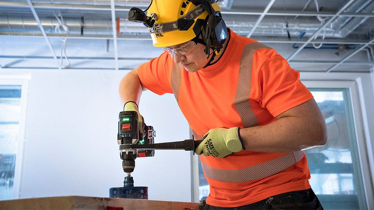 Urakoitsija Timo Ahonen Tizika Oy:stä on testannut Boschin uutta tehokasta poraa useissa tilanteissa.