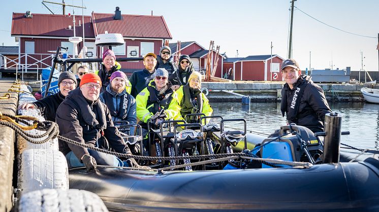 Hampus Södergren och Hannes Kindeberg tillsammans med representanter i projektet. Foto: Sölvesborgs kommun. Får användas av press.