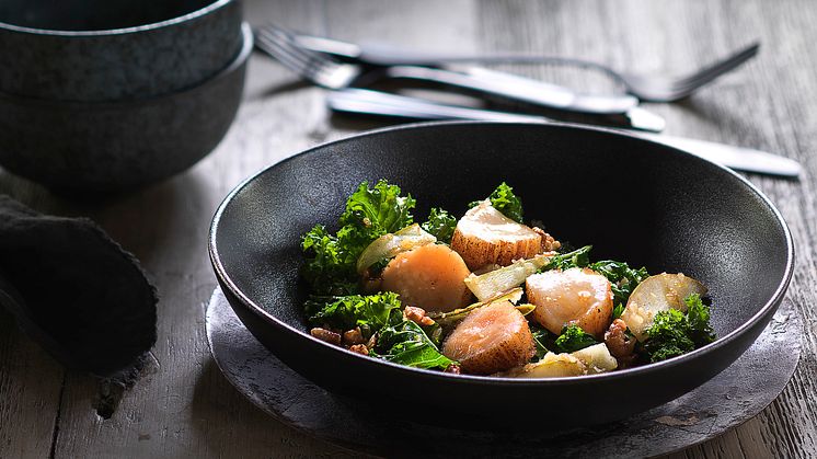Kamskjell med grønnkål og pæresalat